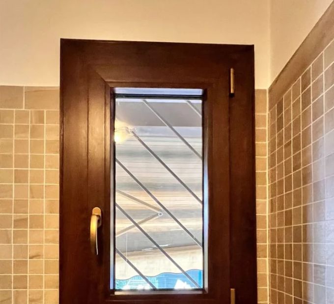 Finestrella del bagno nuova, color legno scuro.